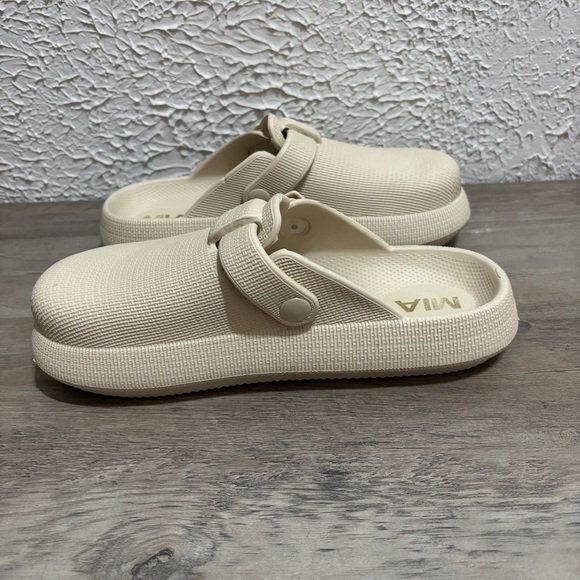 MIA Lida Slip-on Clog - Picture 2 of 4